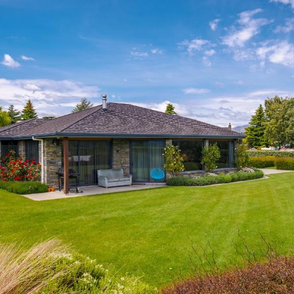 Hilltop Blue Views - Wanaka Holiday Home