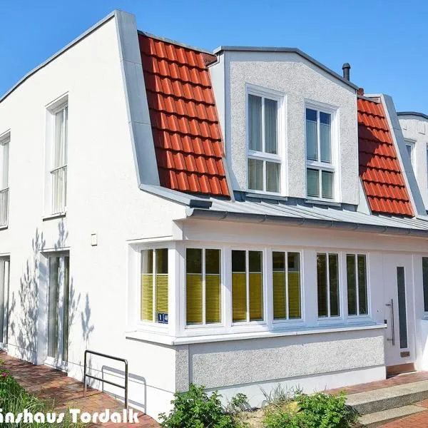 Kapitänshaus Tordalk mit 3 Schlafzimmern, hotel in Norderney