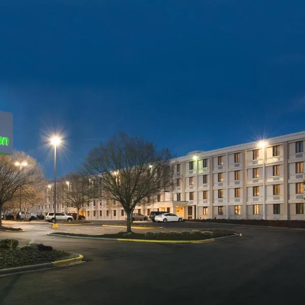Holiday Inn Charlotte Airport by IHG, khách sạn ở Charlotte