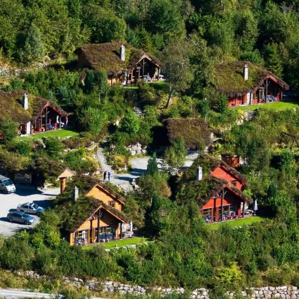 Troll Fjordhytter, hotel in Syvde