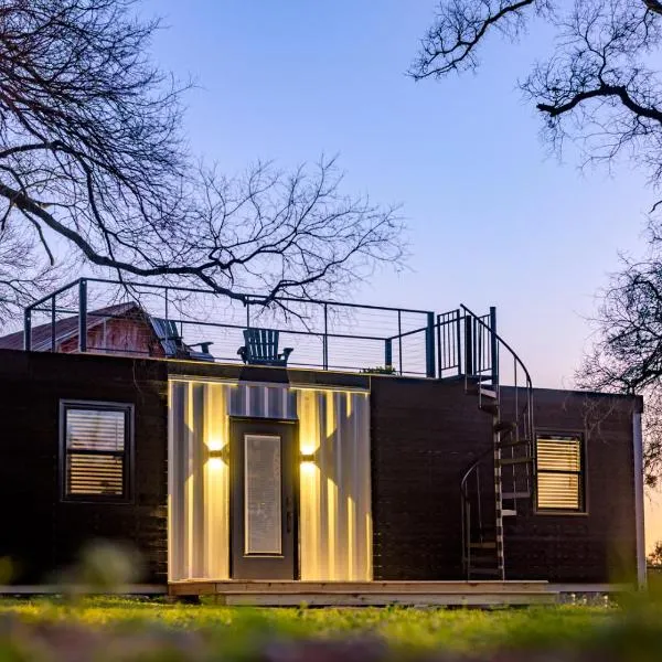 Hot Tub! The Blue Ridge Luxury Container Home, hôtel à Bellmead