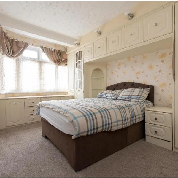 Spacious Bungalow in Romford with parking, hotel in Romford