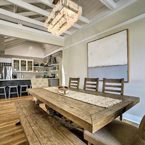 Charming Renovated Avalon Townhome, Walk to Beach!, hotell sihtkohas Avalon