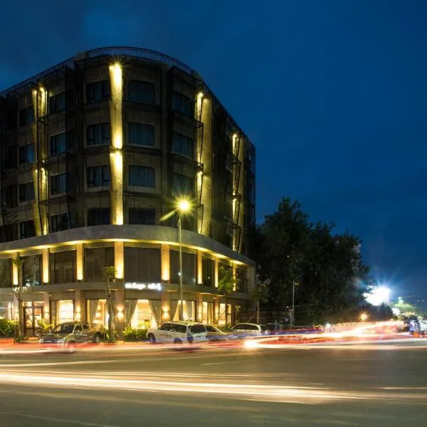 Almond Hotel Bassac River, hotel in Phnom Penh