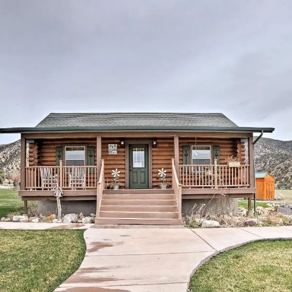 Rustic Cabin Near Palisade State Park with Deck!, hotelli kohteessa Manti