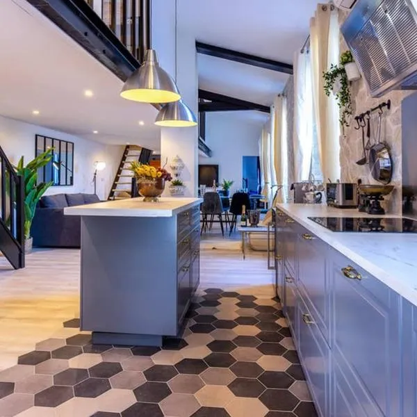 PENTHOUSE Loft 5MIN PALAIS DES FESTIVALS AND BEACH terrace view on castle, hotel in Cannes