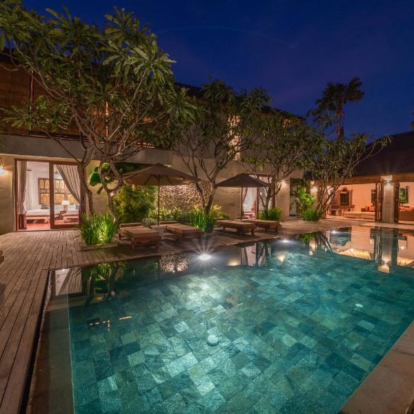 Villa Rubina - Luxury Pool Villa in Batu Belig Next to the Beach!