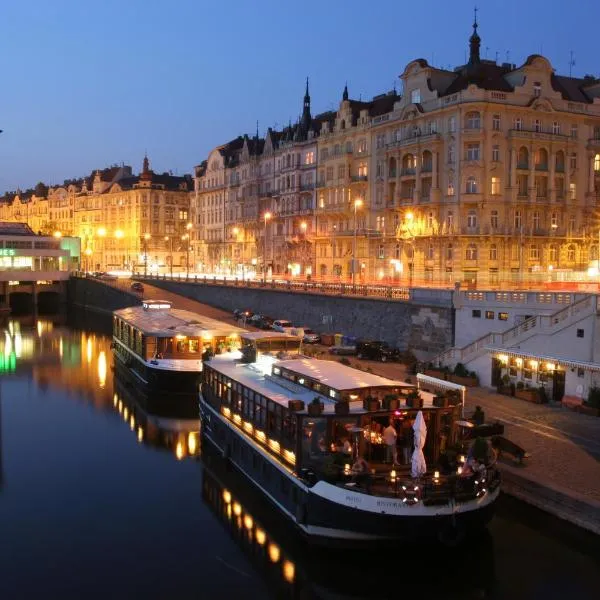 Boat Hotel Matylda, hotel in Prague