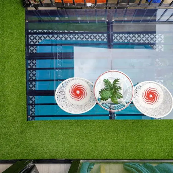 Almor Hostel With Pool in right center, hotel in Ha Long