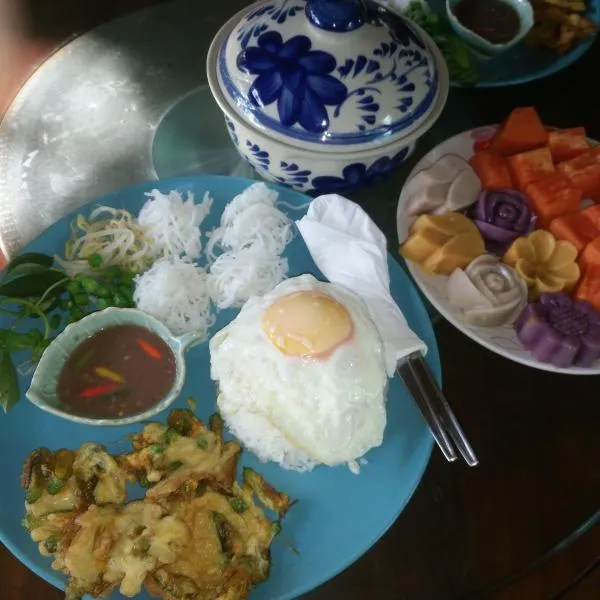 ต้งโฮมหละปูน ณ ตูบแก้ว, hotel v destinaci Lamphun