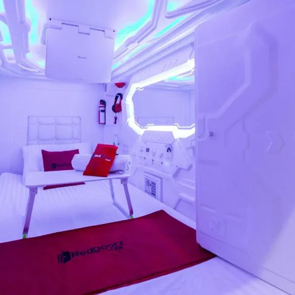 RedDoorz Hostel @ Capsule Inn Medan, hotel in Medan