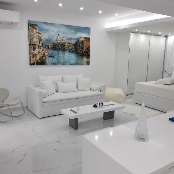 Despina's Lux apt Downtown, hotel in Heraklio