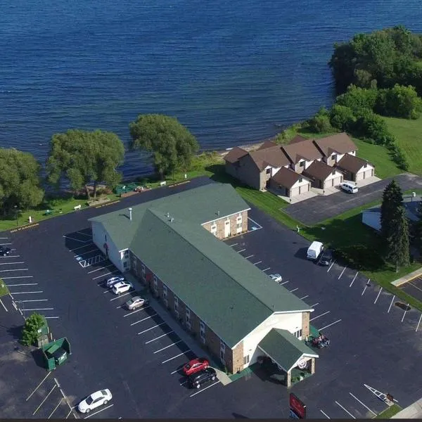 Econo Lodge Menomonie On The Bay、Menomineeのホテル