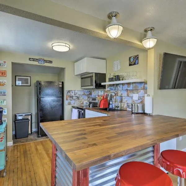 Winslow Apartment with Jacuzzi, Deck and Grill Access!, hotel v destinaci Winslow