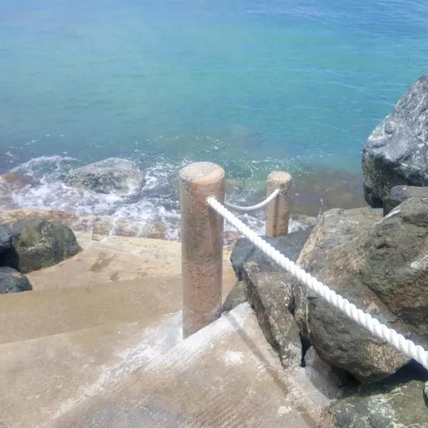 CozyBeach large 1BdrApt 50 steps from Atlantic Ocean private street between Ocean Park & Isla Verde 5 mins from Airport, hotel in San Juan