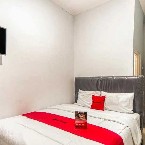 RedDoorz near Graha Cijantung Mall，位于雅加达的酒店