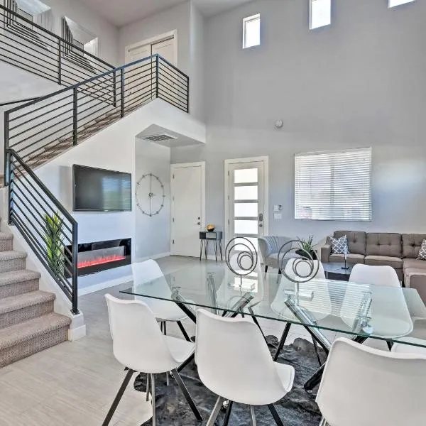 7 Mi to Dtwn Phoenix Home with Patio and Yard, hótel í Phoenix