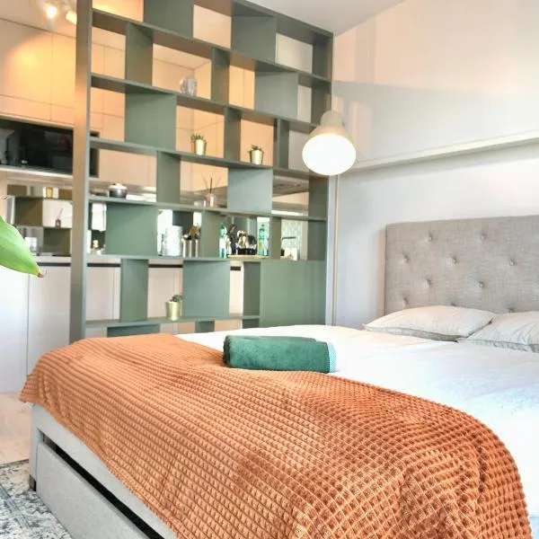 Luxury, bright Studio with parking and balcony in Bratislava center, hotel in Bratislava