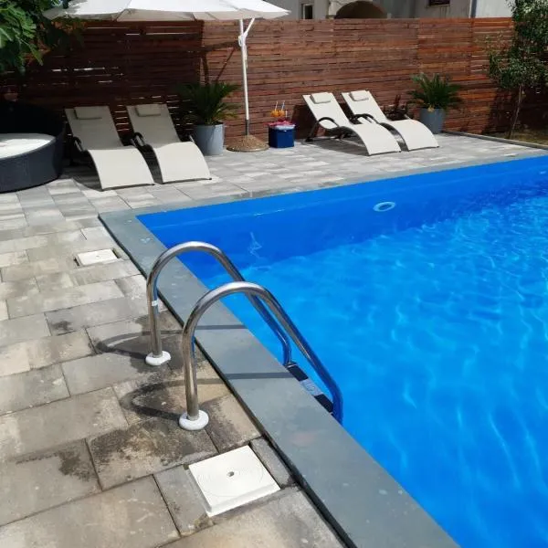 Haus Rita private Pool 4 person 2badroom, hotel di Loborika