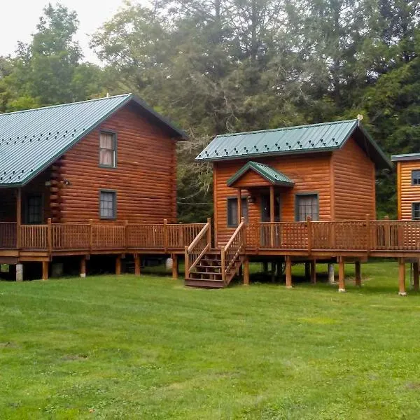 Scenic Log Cabin with Fire Pit and Stocked Creek!, hotel en Titusville