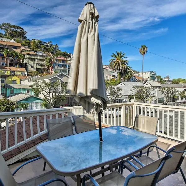 Tropical Island Escape with Deck, Walk to Avalon Bay, hotell sihtkohas Avalon