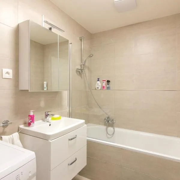 Spacious 2BR with balcony in Prague - Comfort & Style, hotel em Praga