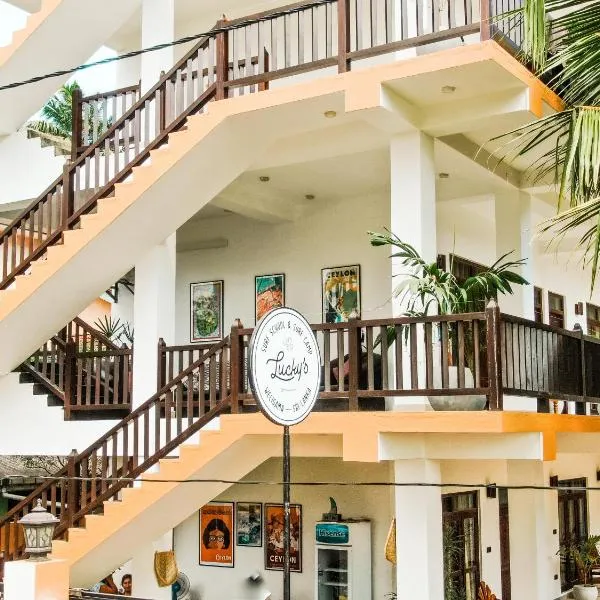 Lucky's Surf Camp, hotelli kohteessa Weligama