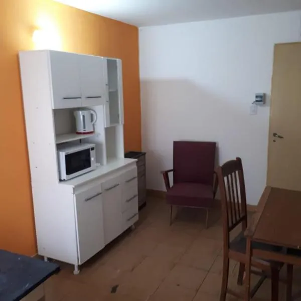 Habitacion economica con estacionamiento Necochea, hotel in Necochea