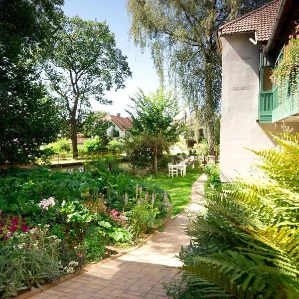 Apartmány U rybníčku, hotel v destinaci Kostelec nad Vltavou