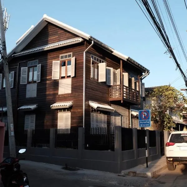 บ้านเสงี่ยม-มณี Baan Sa ngiam-Manee, hotel a Sakon Nakhon