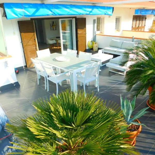 GMID IMMO Apartamento con gran terraza con vistas al mar en Roses, hotel in Roses