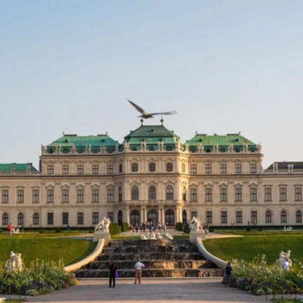 Central 75m² Apartment at Belvedere Palace