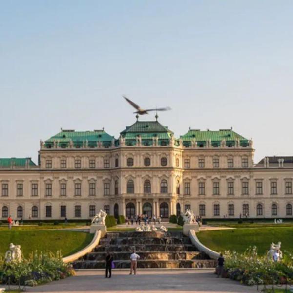 Central 75m² Apartment at Belvedere Palace, Вена