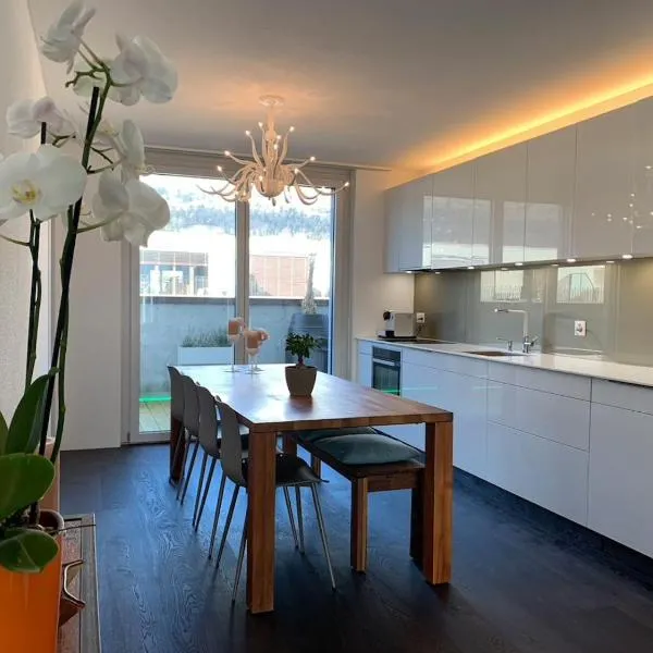 Central & Elegant Room in Biel、ビールのホテル