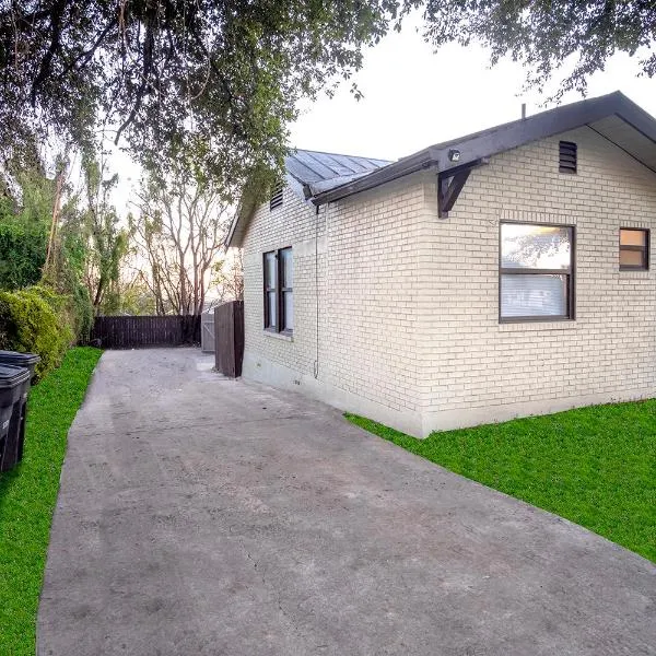 Cozy Downtown Guest House 2BR/1BA Sleeps 8, hotel in San Antonio