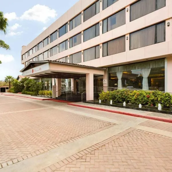 Ramada Plaza by Wyndham Karachi Airport Hotel，位于卡拉奇的酒店