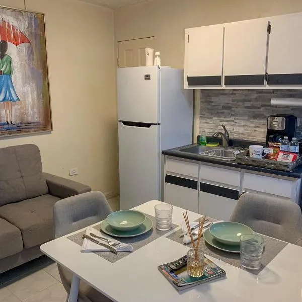 Homey Escape with Patio Access and FREE laundry, hôtel à Ponce