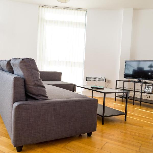 Serviced Apartment In Liverpool City Centre - Free Parking - Balcony - by Happy Days