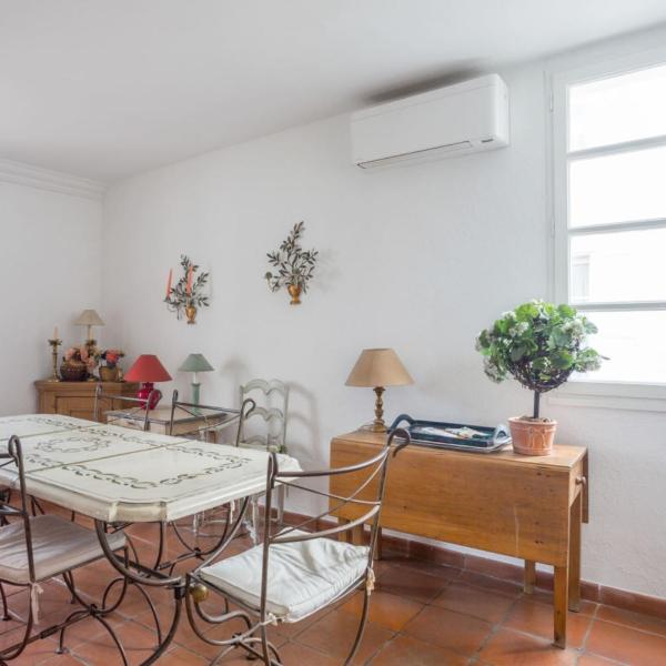 Large 2 flat w terrace in front of the sea in Antibes Old City - Welkeys