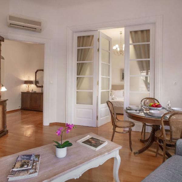 Neoclassical Apartment close to Syntagma-Plaka by GHH