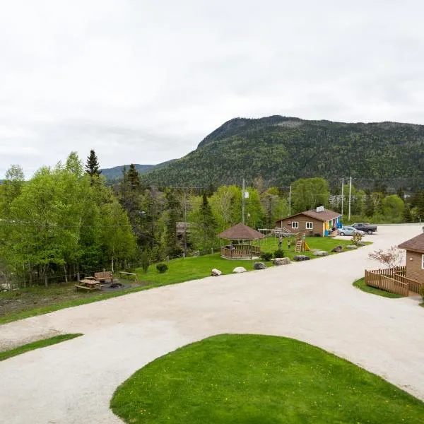 Middle Brook Cottages & Chalets, מלון בGlenburnie