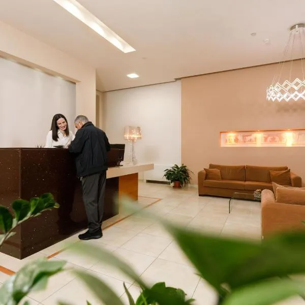 Hotel ΑΤΗΙΝΑ, hotel v destinaci Lamía