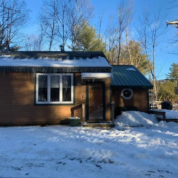 Brook Road Cabin, хотел в Goshen