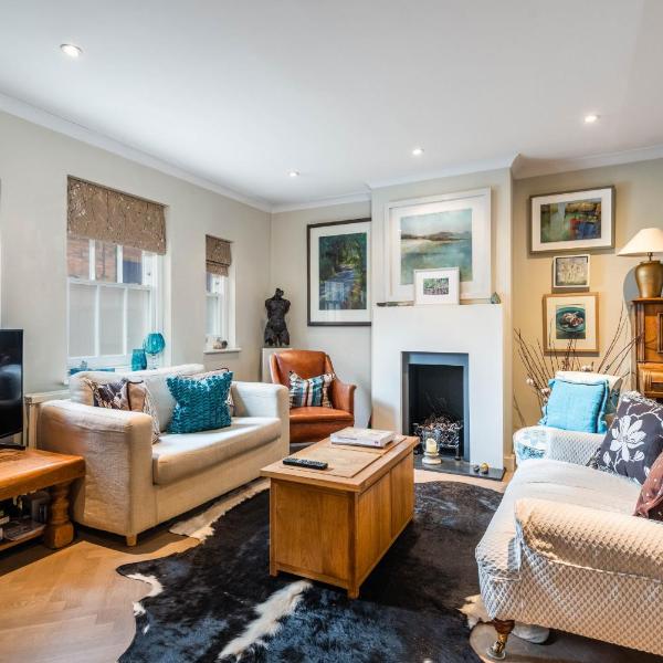 Charming Chiswick Home near Ravenscourt Park by UndertheDoormat