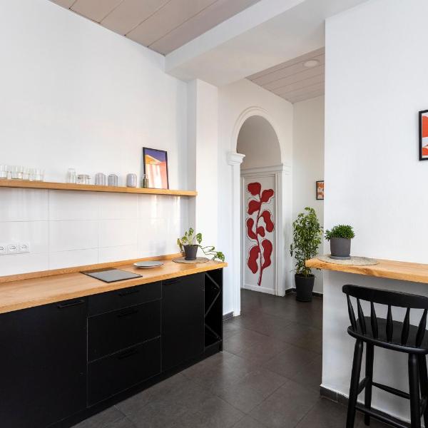 ❂Light and Luxurious 2BR Home + Balcony in the City Center❂