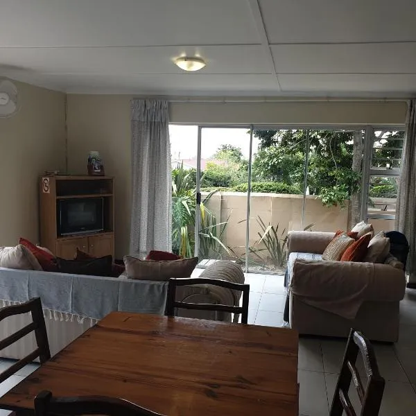 Amakaya Backpackers Travellers Accommodation, hotel in Plettenberg Bay