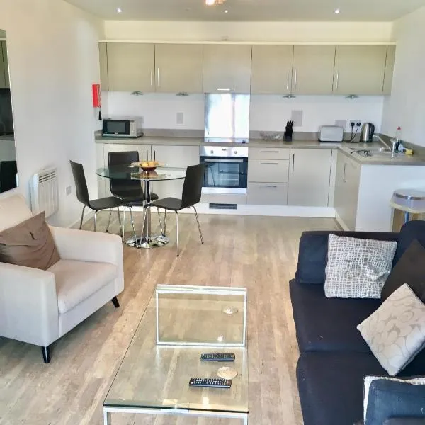 New Central Woking 1 and 2 Bedroom Apartments with Free Gym, close to Train Station, Hotel in Woking