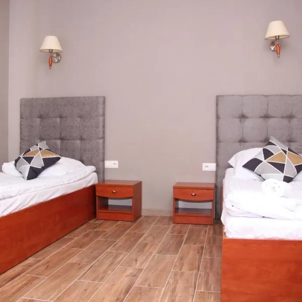 Hotel Przylesie, hotel en Sierosław