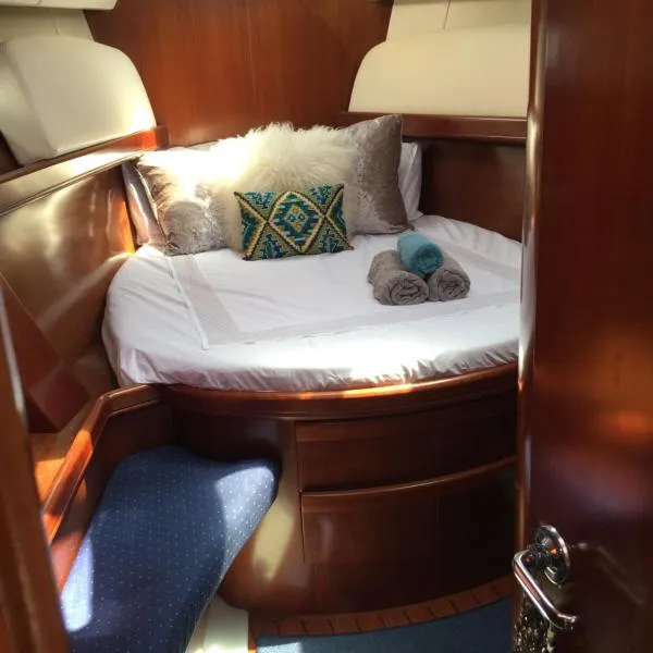 LUXURY YACHT STAY "White Dove" sleeps 6, hotel a Gibilterra