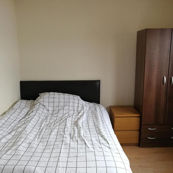 A Double Bedroom Near Glasgow City Centre Not in Great Condition Suitable for Short Stay